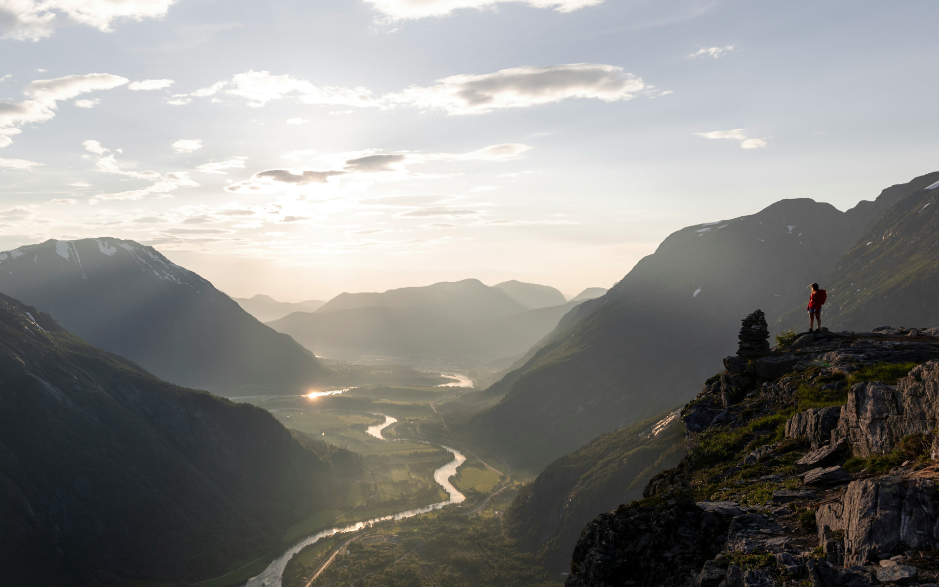 Utsikt over norsk fjelldal i morgenlys